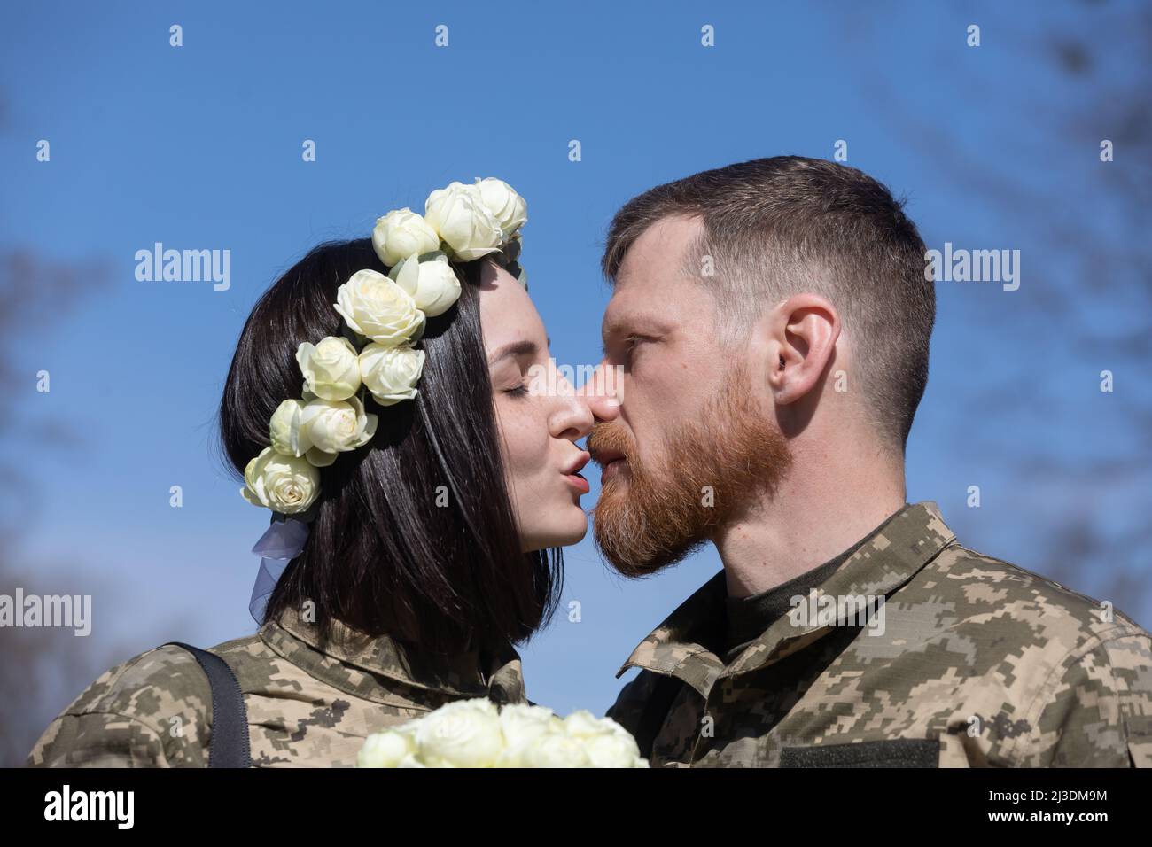 Kiev, Ucraina. 07th Apr 2022. KIEV, UCRAINA - 07 aprile 2022: Guerra e Amore. I membri della difesa territoriale di Kyiv si sono sposati a Kyiv sotto le leggi della legge marziale, Kyiv, Ucraina credito: Mykhailo Palinchak/Alamy Live News Foto Stock