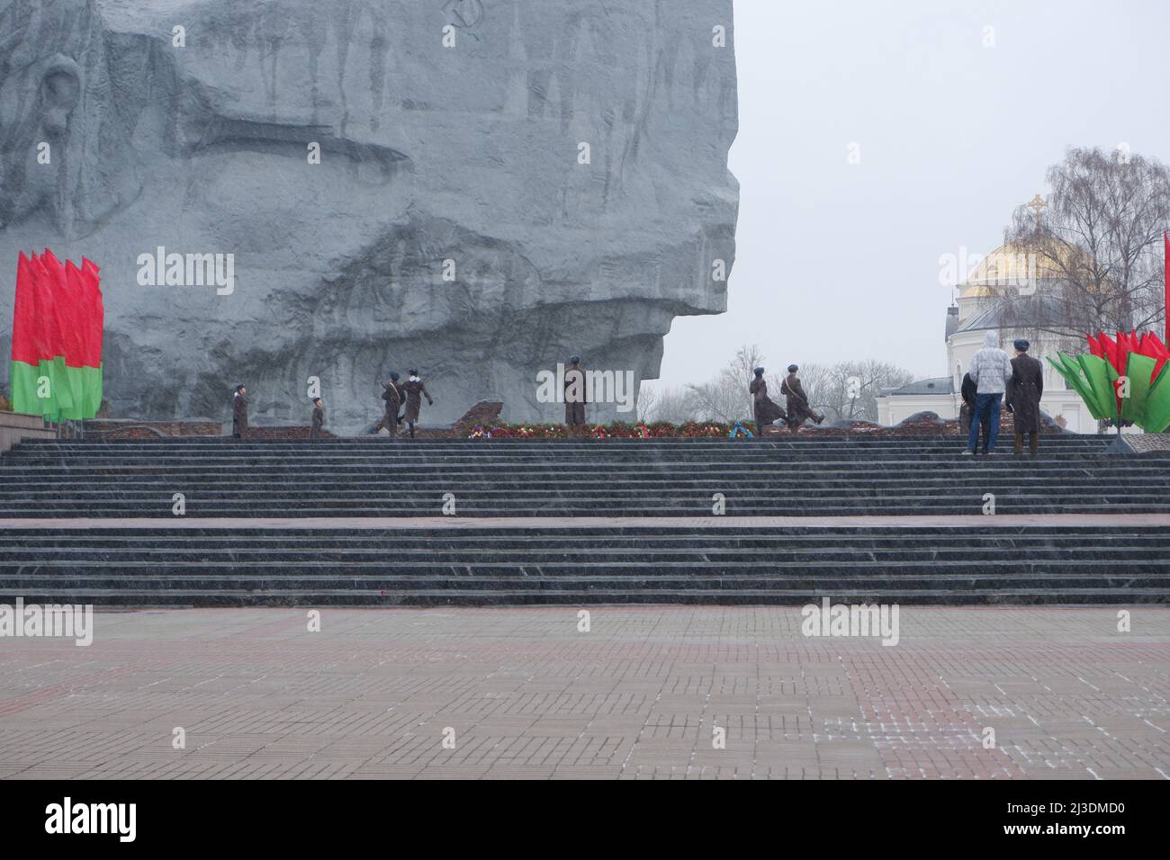 Guardia militare vicino alla fiamma eterna della Fortezza di Brest. Il concetto della seconda guerra mondiale. Foto Stock