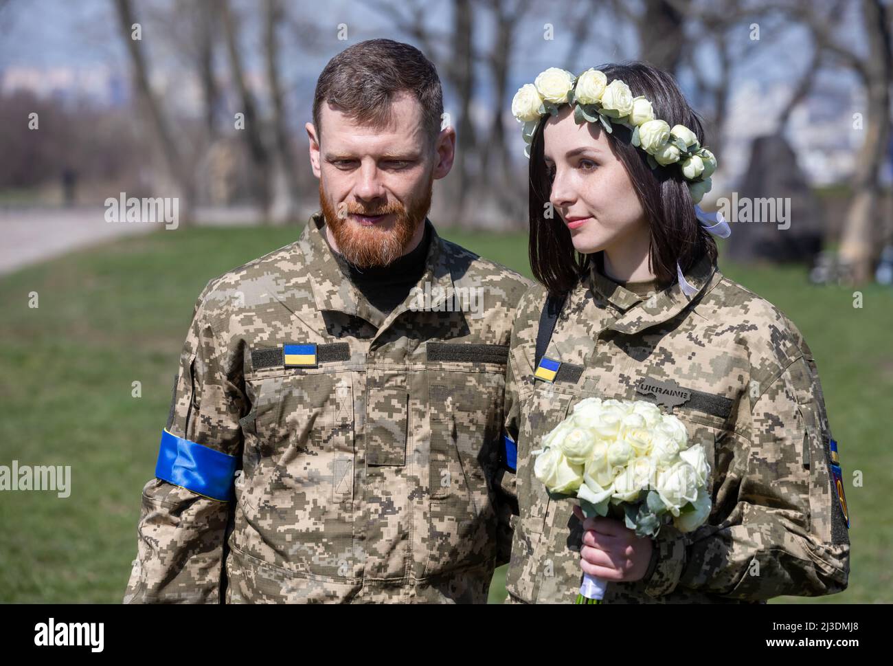 Kiev, Ucraina. 07th Apr 2022. KIEV, UCRAINA - 07 aprile 2022: Guerra e Amore. I membri della difesa territoriale di Kyiv si sono sposati a Kyiv sotto le leggi della legge marziale, Kyiv, Ucraina credito: Mykhailo Palinchak/Alamy Live News Foto Stock
