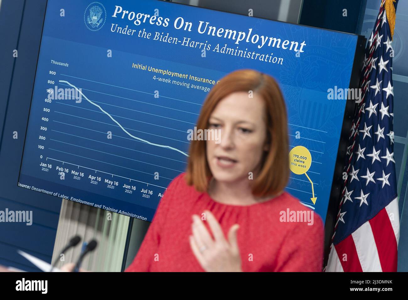 Washington, Stati Uniti. 07th Apr 2022. Il segretario alla stampa della Casa Bianca Jen Psaki parla ai media durante un briefing alla Casa Bianca di Washington, DC giovedì 7 aprile 2022. Psaki ha parlato della conferma del giudice Nominee Kentanji Jackson Brown alla Corte Suprema e della possibile esposizione alla malattia del coronavirus (COVID-19) da parte del presidente degli Stati Uniti Joe Biden. Foto di Joshua Roberts/UPI Credit: UPI/Alamy Live News Foto Stock