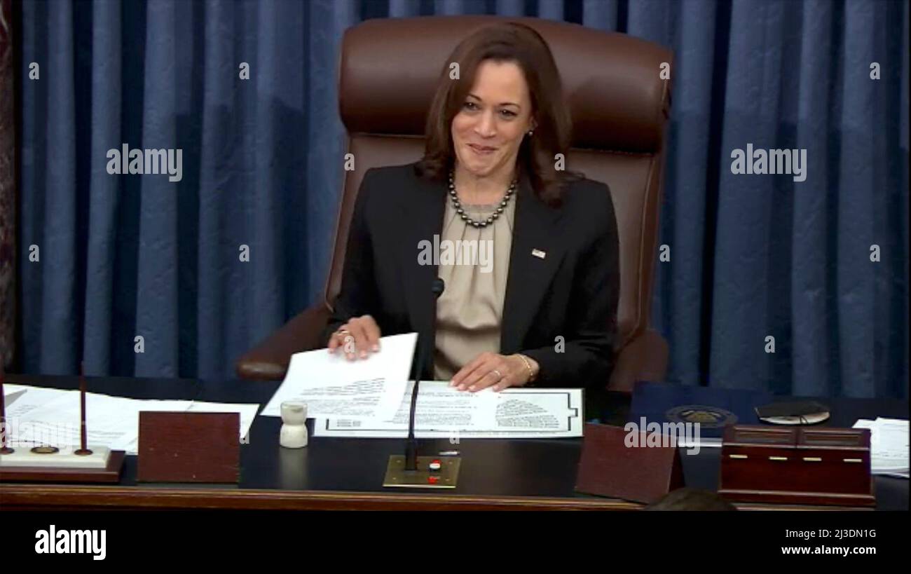 Washington, Stati Uniti d'America. 07th Apr 2022. Il vicepresidente degli Stati Uniti Kamala Harris sorride dopo aver annunciato il voto tally alla conclusione del voto del Senato degli Stati Uniti sulla nomina del giudice Ketanji Brown Jackson ad essere un membro della Giustizia della Corte Suprema degli Stati Uniti nella Camera del Senato degli Stati Uniti nel Campidoglio degli Stati Uniti a Washington, DC il giovedì 7 aprile 2022. Giudice Brown è stato confermato da un voto di 53 - 47.credito obbligatorio: US Senate TV via CNP / Sipa USA credito: Sipa USA / Alamy Live News Foto Stock