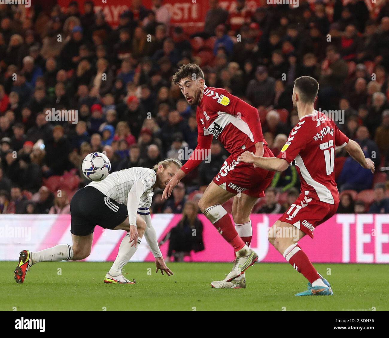 MIDDLESBROUGH, REGNO UNITO. APR 6th Matt Crooks di Middlesbrough e Andraz Sporar in azione con Fulham's Tim Ream durante la partita del campionato Sky Bet tra Middlesbrough e Fulham al Riverside Stadium di Middlesbrough mercoledì 6th aprile 2022. (Credit: Mark Fletcher | MI News) Credit: MI News & Sport /Alamy Live News Foto Stock