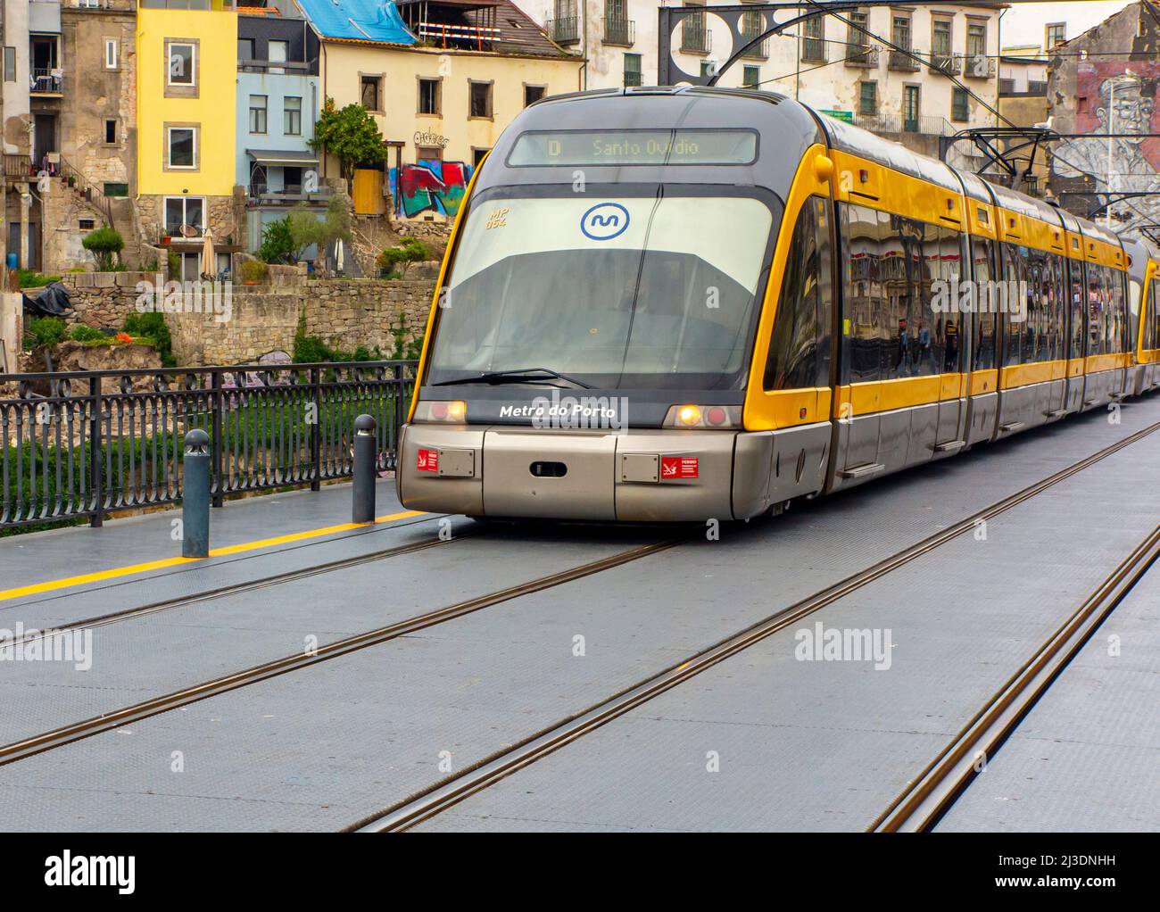 Metro do Porto tram sulla linea D attraversando Ponte Luiz 1 sul fiume Douro a Porto Portogallo. Foto Stock