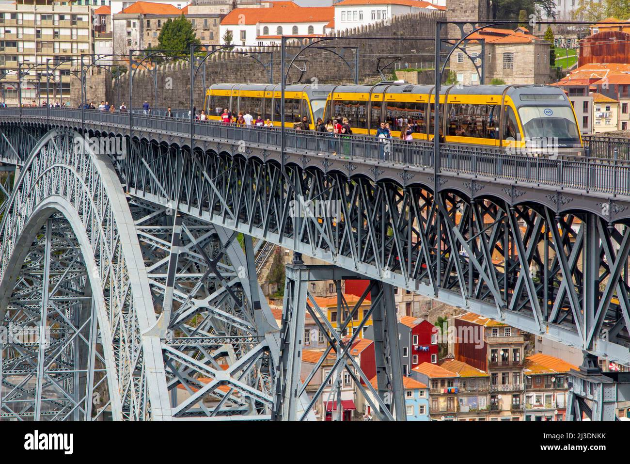 Metro do Porto tram che attraversa Pont Luiz 1 ponte sul fiume Douro Porto Portogallo che è stato progettato da Theophile Seyrig un partner di Gustave Eiffel Foto Stock