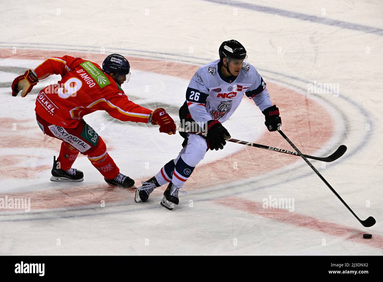 Duesseldorf, Germania. 07th Apr 2022. Hockey su ghiaccio: DEL, Düsseldorfer EG - Nürnberg Ice Tigers, campionato, 1st round, 2nd matchday, ISS Dome. Jerry D'Amigo di Düsseldorf (l) e Dennis Lobach di Norimberga lottano per il puck. Credit: Federico Gambarini/dpa/Alamy Live News Foto Stock