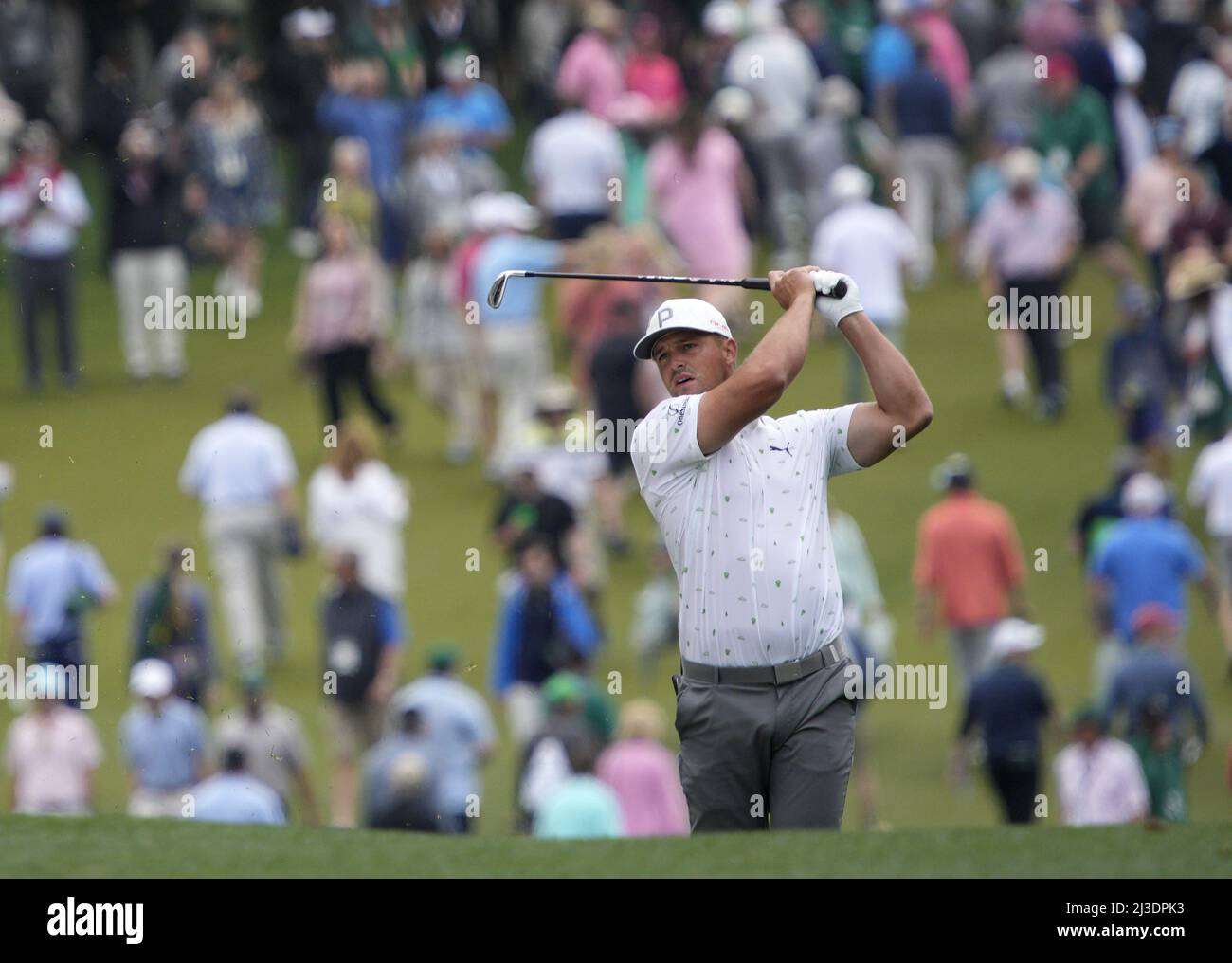 Augusta, Stati Uniti. 07th Apr 2022. Bryson DeChambeau ha fatto il suo secondo colpo sulla buca 1st il primo giorno del torneo di golf Masters all'Augusta National Golf Club di Augusta, Georgia, giovedì 7 aprile 2022. Foto di Bob strong/UPI Credit: UPI/Alamy Live News Foto Stock