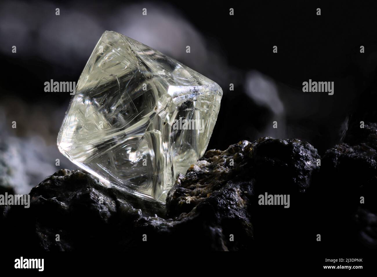 0,55 ct diamante ottaedrico dal Sudafrica immerso in kimberlite Foto Stock
