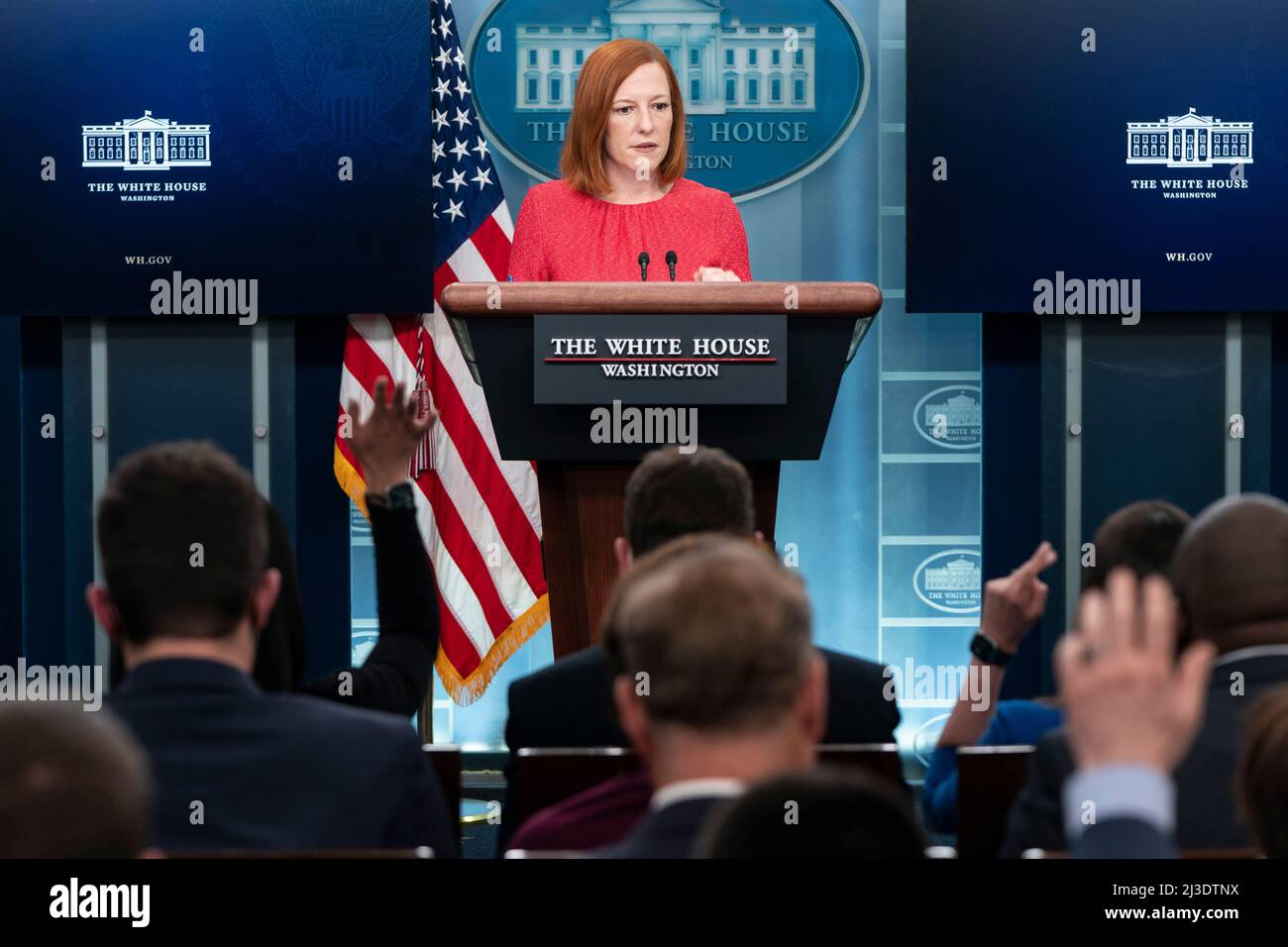 Il segretario alla stampa della Casa Bianca Jen Psaki parla ai media durante un briefing nella Sala Stampa Brady della Casa Bianca di Washington, DC, il 7 aprile 2022. Psaki ha parlato della conferma del giudice Nominee Kentanji Jackson Brown alla Corte Suprema e possibile esposizione alla malattia di coronavirus (COVID-19) da parte del presidente degli Stati Uniti Joe Biden credito: Joshua Roberts/Pool via CNP Foto Stock