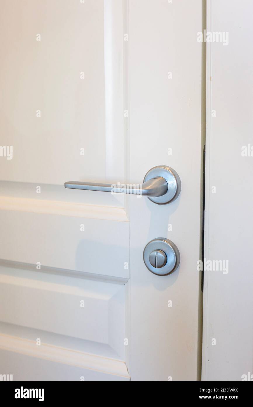 Porta bianca e porta argentata nell'appartamento Foto Stock