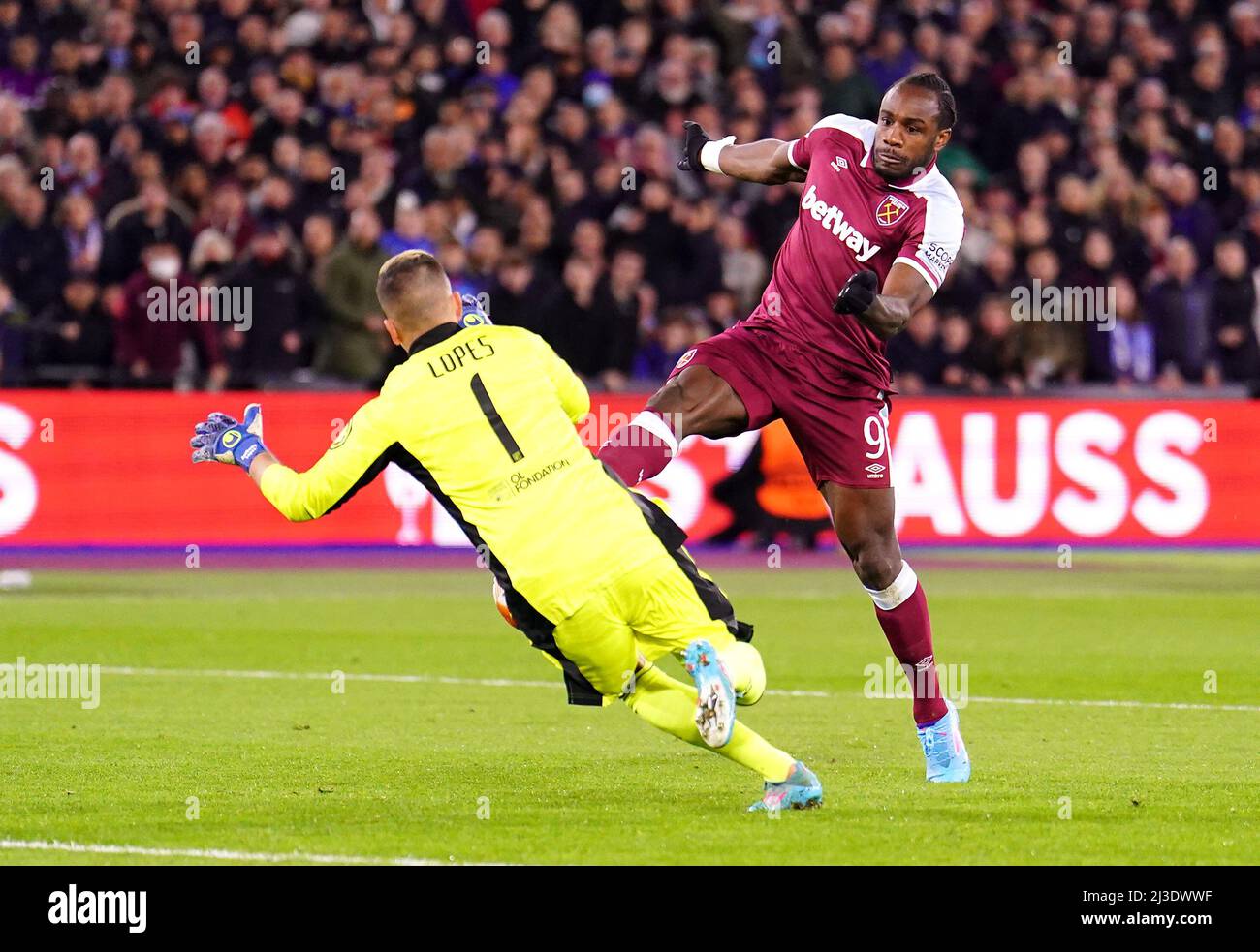 Michail Antonio (a destra) di West Ham United ha salvato il suo colpo dal portiere di Lione Anthony Lopes durante la partita finale del primo ramo del quarto della UEFA Europa League al London Stadium di Londra. Data foto: Giovedì 7 aprile 2022. Foto Stock