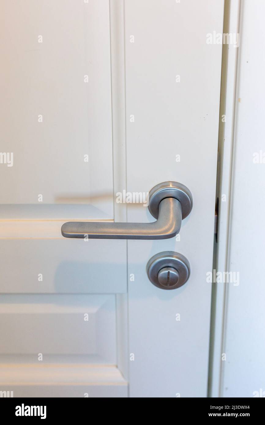 Porta bianca e porta argentata nell'appartamento Foto Stock
