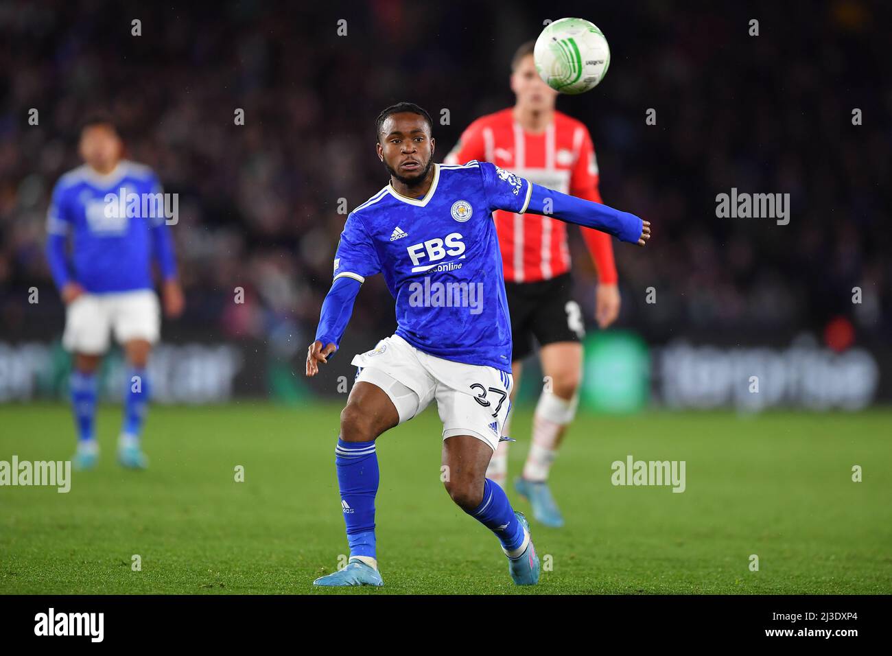 LEICESTER, REGNO UNITO. APRILE 7th Ademola Lookman di Leicester City durante la partita finale del quartiere della Conferenza UEFA Europa tra Leicester City e PSV Eindhoven al King Power Stadium di Leicester giovedì 7th aprile 2022. (Credit: Jon Hobley | MI News) Credit: MI News & Sport /Alamy Live News Foto Stock