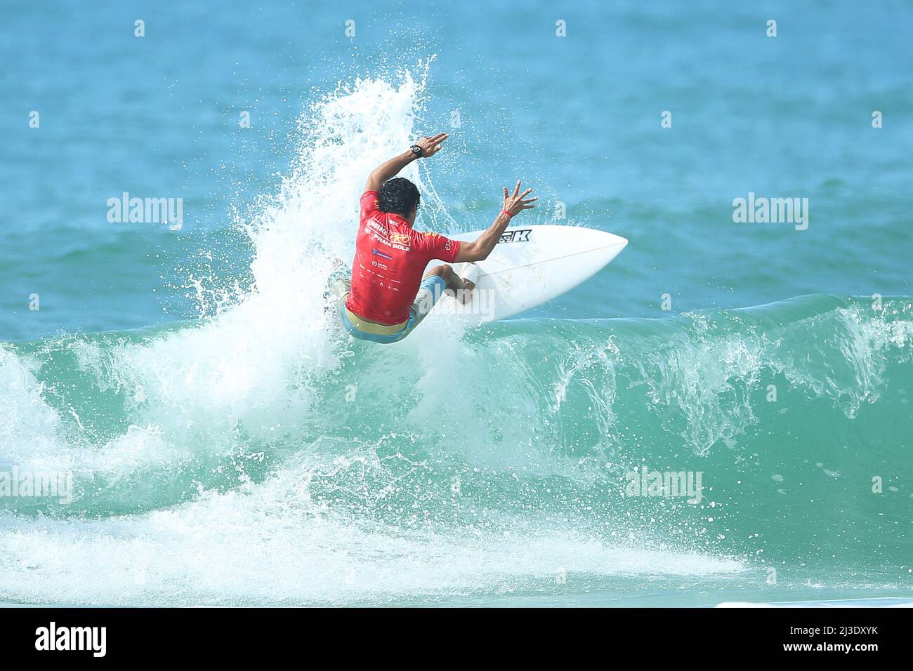 Roberto Araki (chi) in gara nel QS layback Pro Surfing a Praia Mole, a Florianopolis, Brasile Heuler Andrey/DiaEsportivo/SPP Credit: SPP Sport Press Photo. /Alamy Live News Foto Stock