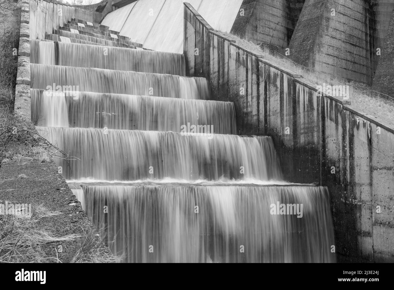 Lunga esposizione delle cascate che scorrono sulla diga di Wimbleball nel Somerset Foto Stock