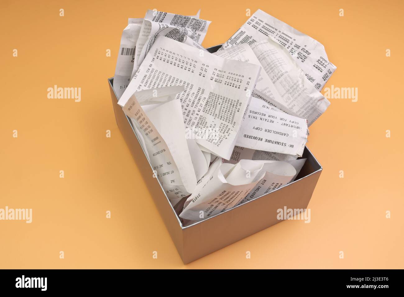 Una scatola di ricevute in eccesso pronta per contabilità, contabilità o deposito fiscale Foto Stock