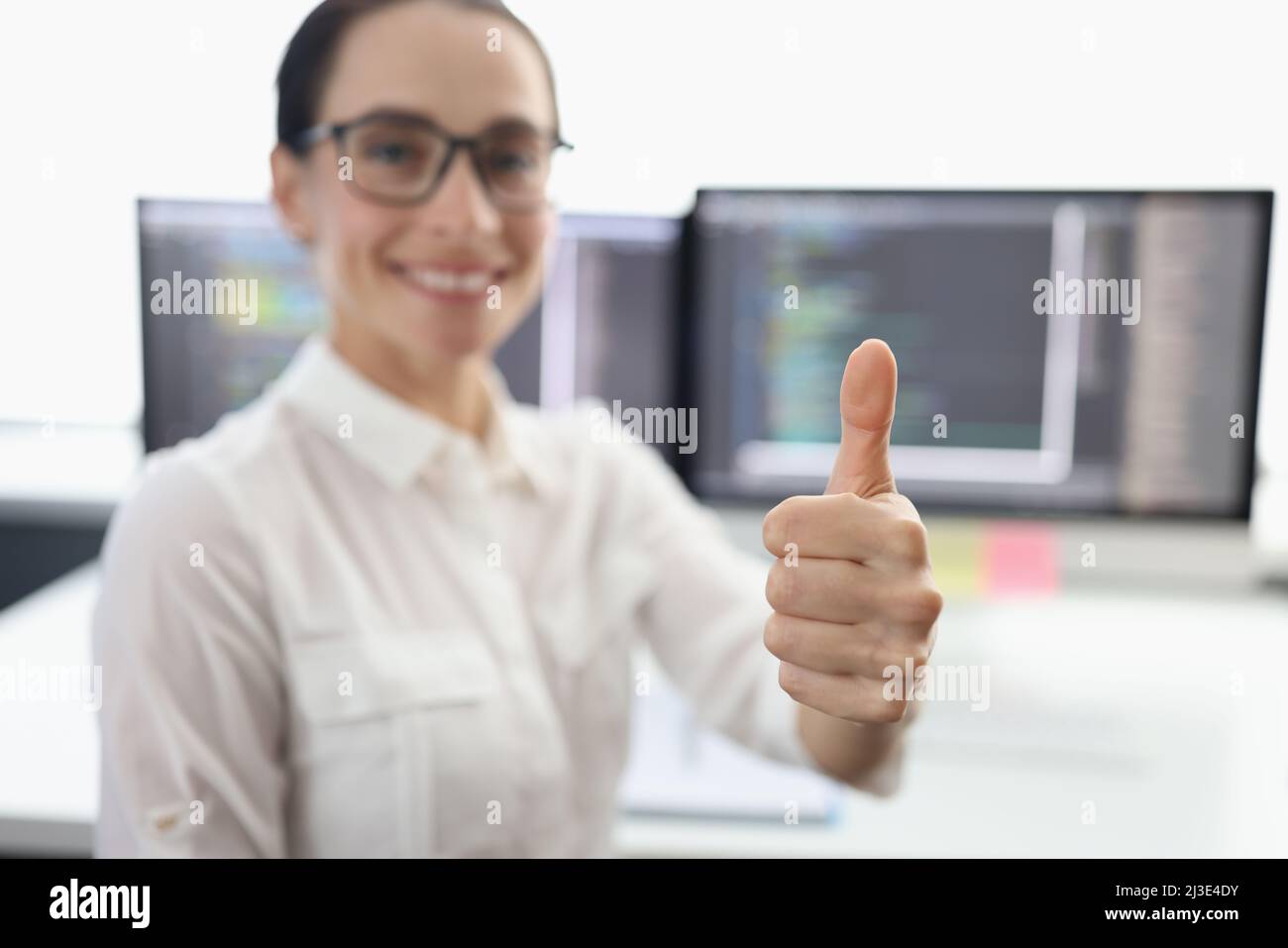 Broker di riserva in linea che tiene i pollici in su primo piano Foto Stock