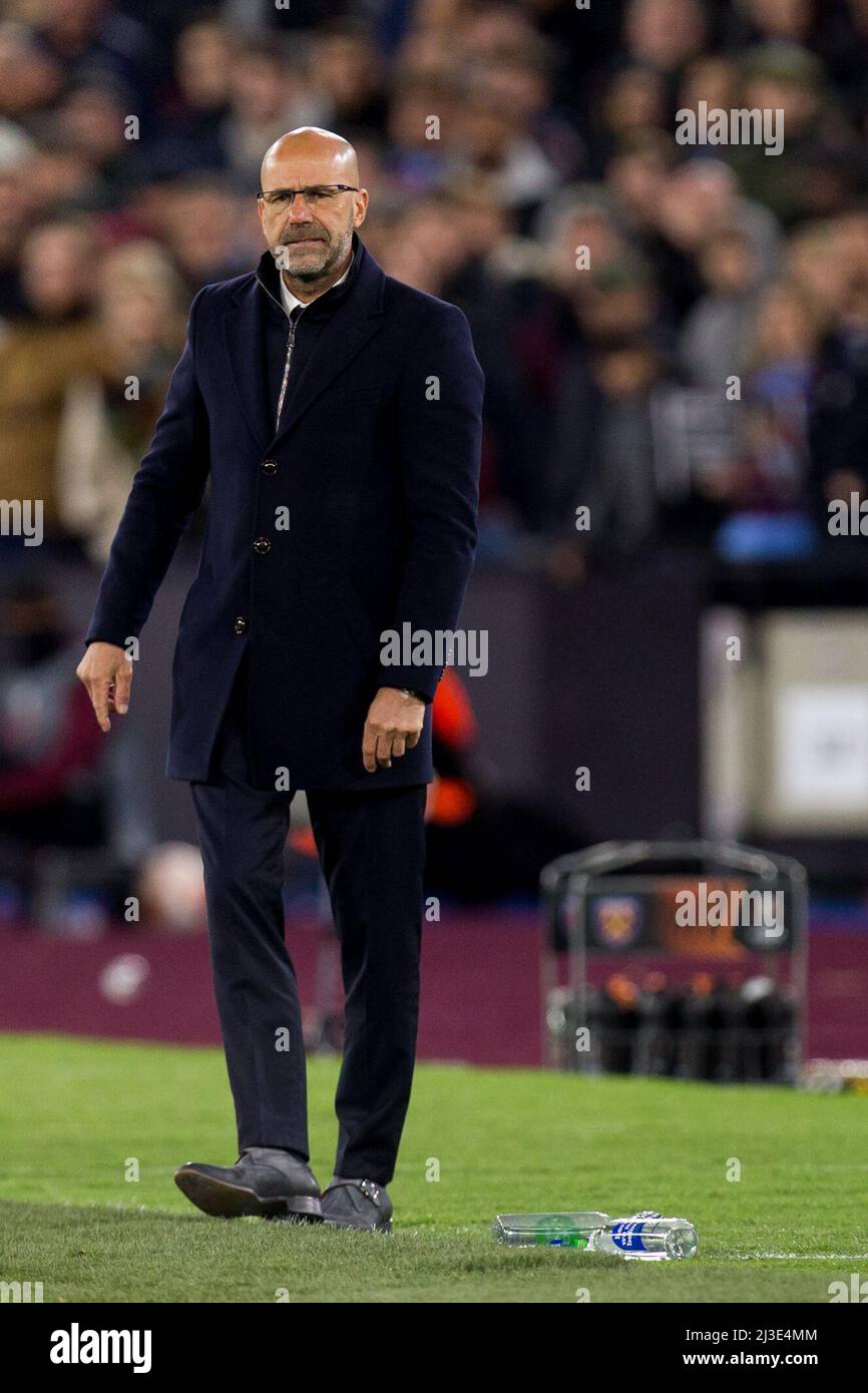 LONDRA, REGNO UNITO. APRILE 7th Peter Bosz di Lione si presenta durante la partita finale del quartiere della UEFA Europa League tra West Ham United e Olympique Lyonnais al London Stadium di Stratford, giovedì 7th aprile 2022. (Credit: Federico Maranesi | MI News) Credit: MI News & Sport /Alamy Live News Foto Stock