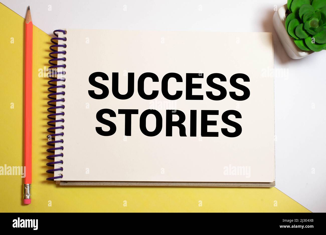 Testi storie di successo scritte in blocco note, Office tavolo in legno e marcatore rosso dall'alto, immagine di concetto per il titolo del blog o l'immagine dell'intestazione. Colore vintage invecchiato Foto Stock