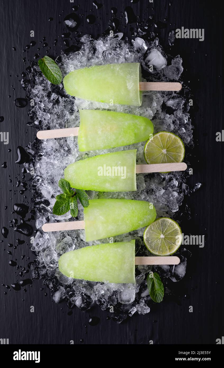 Popsicles fatti in casa con succo di lime e menta, ghiaccio di frutta mojito Foto Stock