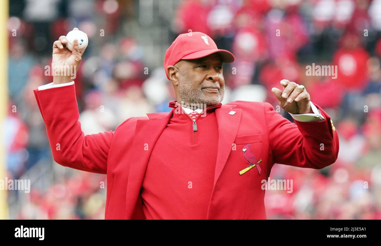 St. Louis, Stati Uniti. 07th Apr 2022. L'ex St. Louis Cardinals e membro della National Baseball Hall of Fame Ozzie Smith lancia un primo campo cerimoniale prima di una partita contro i Pittsburgh Pirates il giorno di apertura al Busch Stadium di St. Louis giovedì 7 aprile 2022. Foto di Bill Greenblatt/UPI Credit: UPI/Alamy Live News Foto Stock