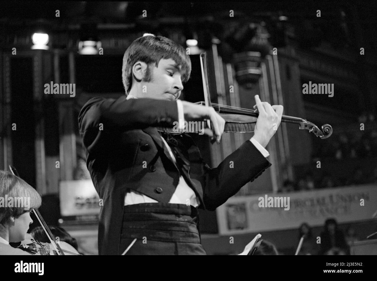 Violinista e violinista inglese Nigel Kennedy, di 26 anni, che si esibisce in uno dei concerti Schools Prom, Royal Albert Hall, Londra, Inghilterra, nel novembre 1982. Foto Stock