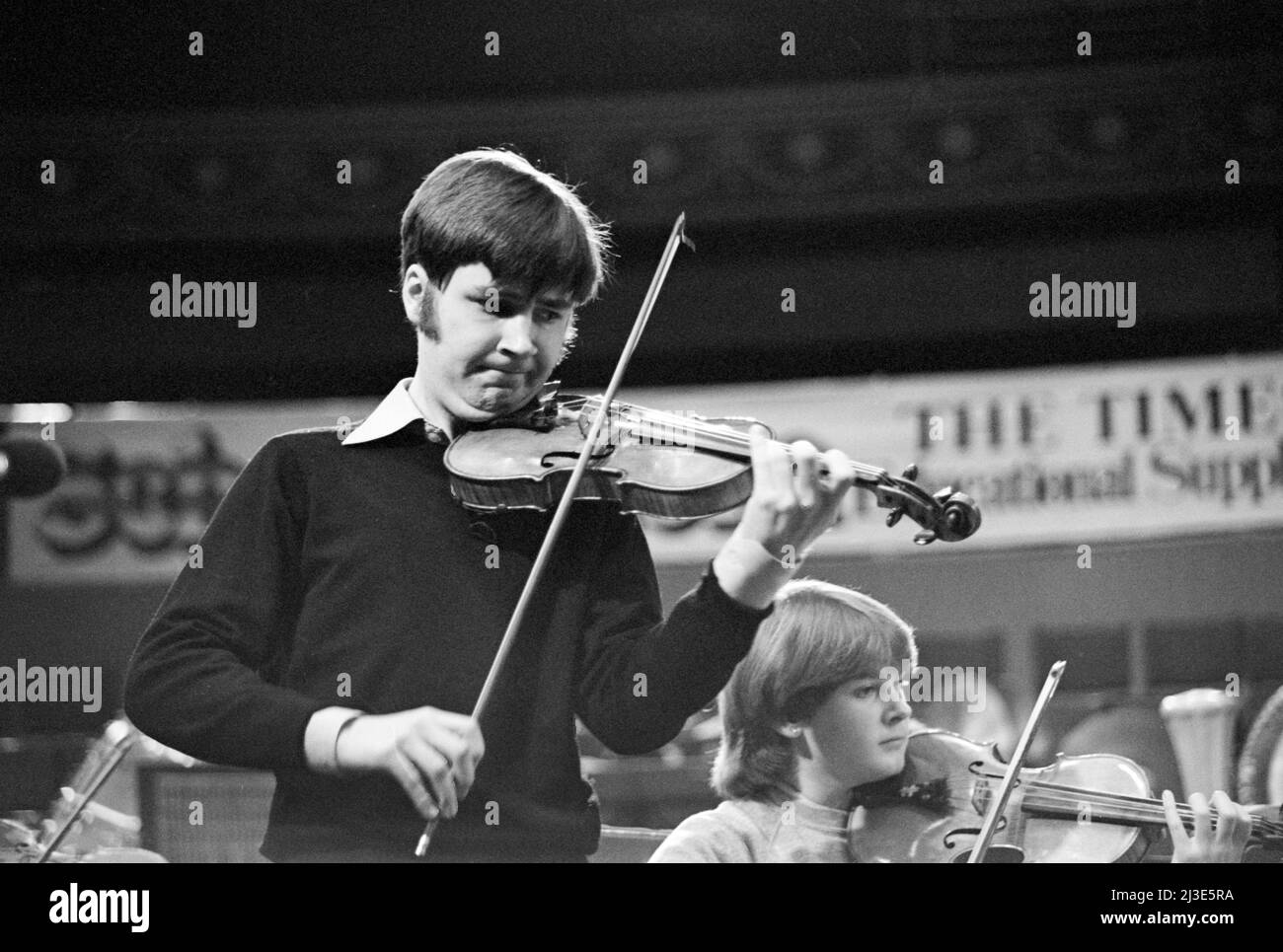 Violinista e violinista inglese Nigel Kennedy, di 26 anni, in prova per uno dei concerti Schools Prom, Royal Albert Hall, Londra, Inghilterra nel 1982. Foto Stock