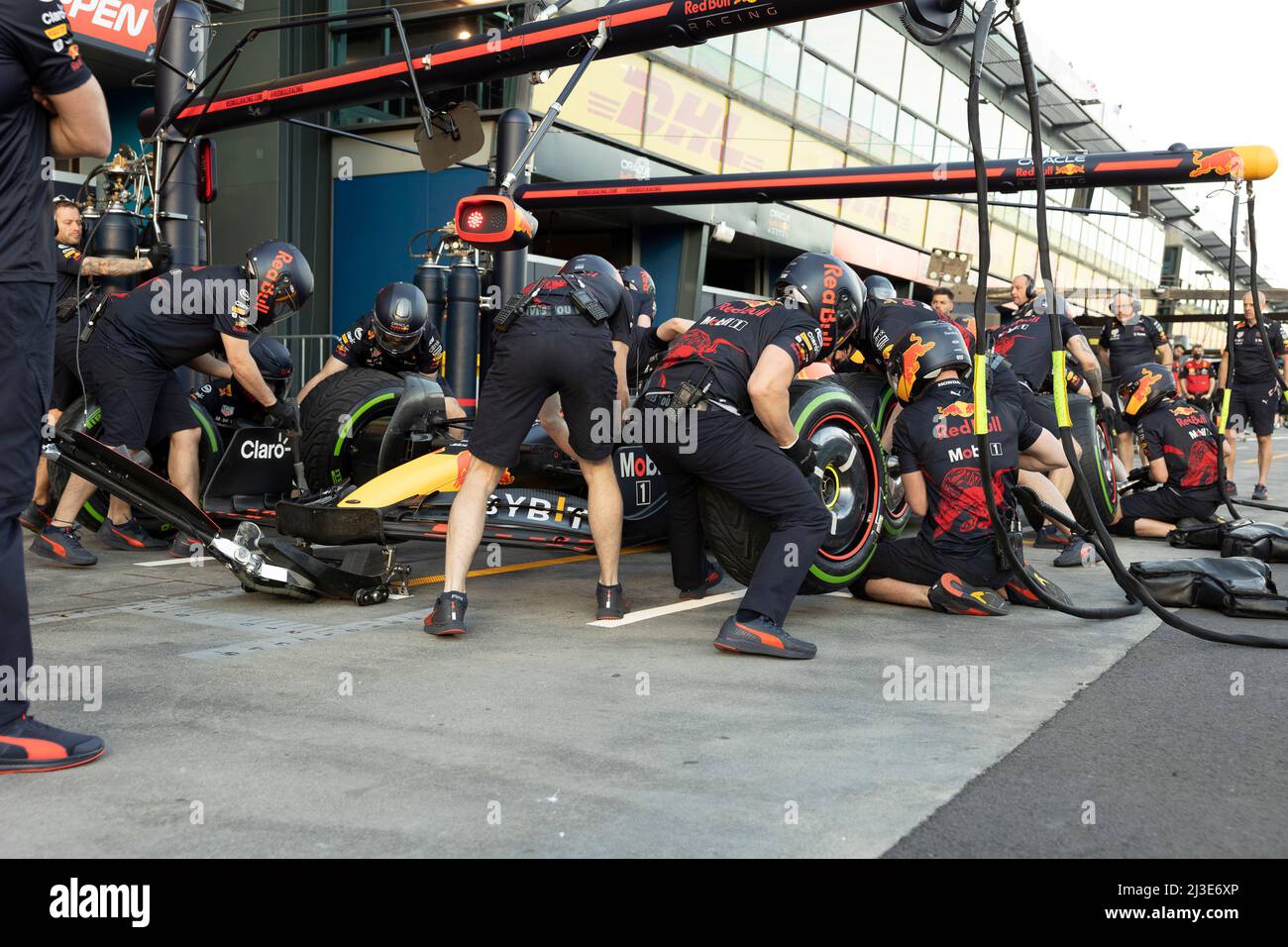 Melbourne, Australia. 07th Apr 2022. Pit stop in pit lane per l'Oracle Red Bull Racing Team con il RB18 davanti al Gran Premio d'Australia 2022 al circuito Albert Park Grand Prix (Foto di George Hitchens/SOPA Images/Sipa USA) Credit: Sipa USA/Alamy Live News Foto Stock