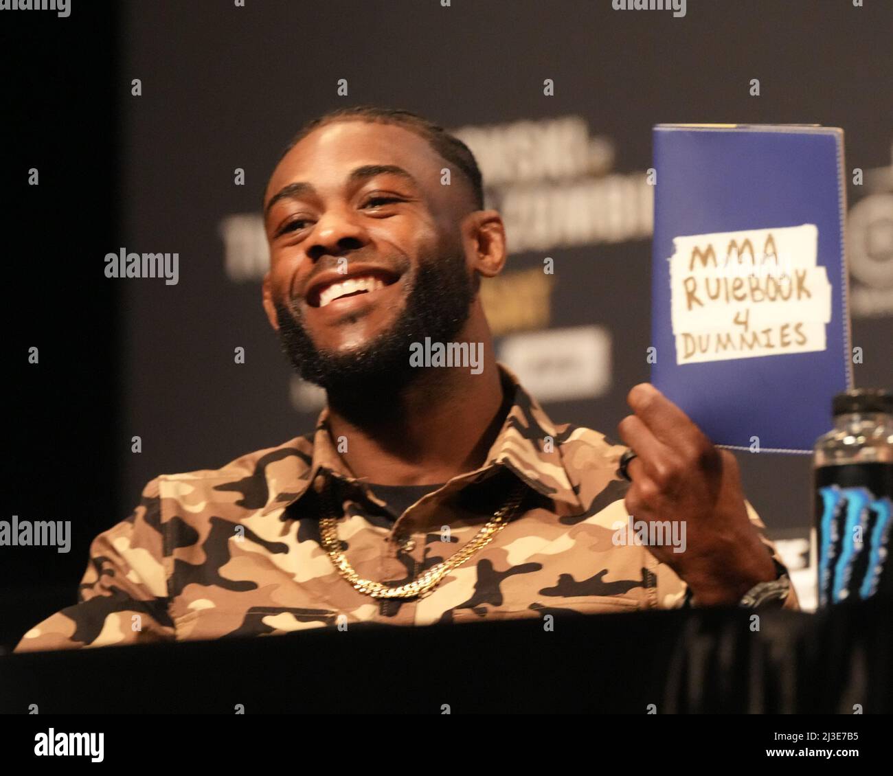 JACKSONVILLE, Florida - 7 aprile: Aljamain Sterling mostra il suo casco Jaguar a sostegno della gente del posto mentre incontra la stampa e i fan per la conferenza stampa al Hyatt Regency Waterfront per UFC 273 - Volkanovski vs The Korean - presser il 7 aprile 2022 a Jacksonville, Florida, Stati Uniti. (Foto di Louis Grasse/PxImages) Foto Stock