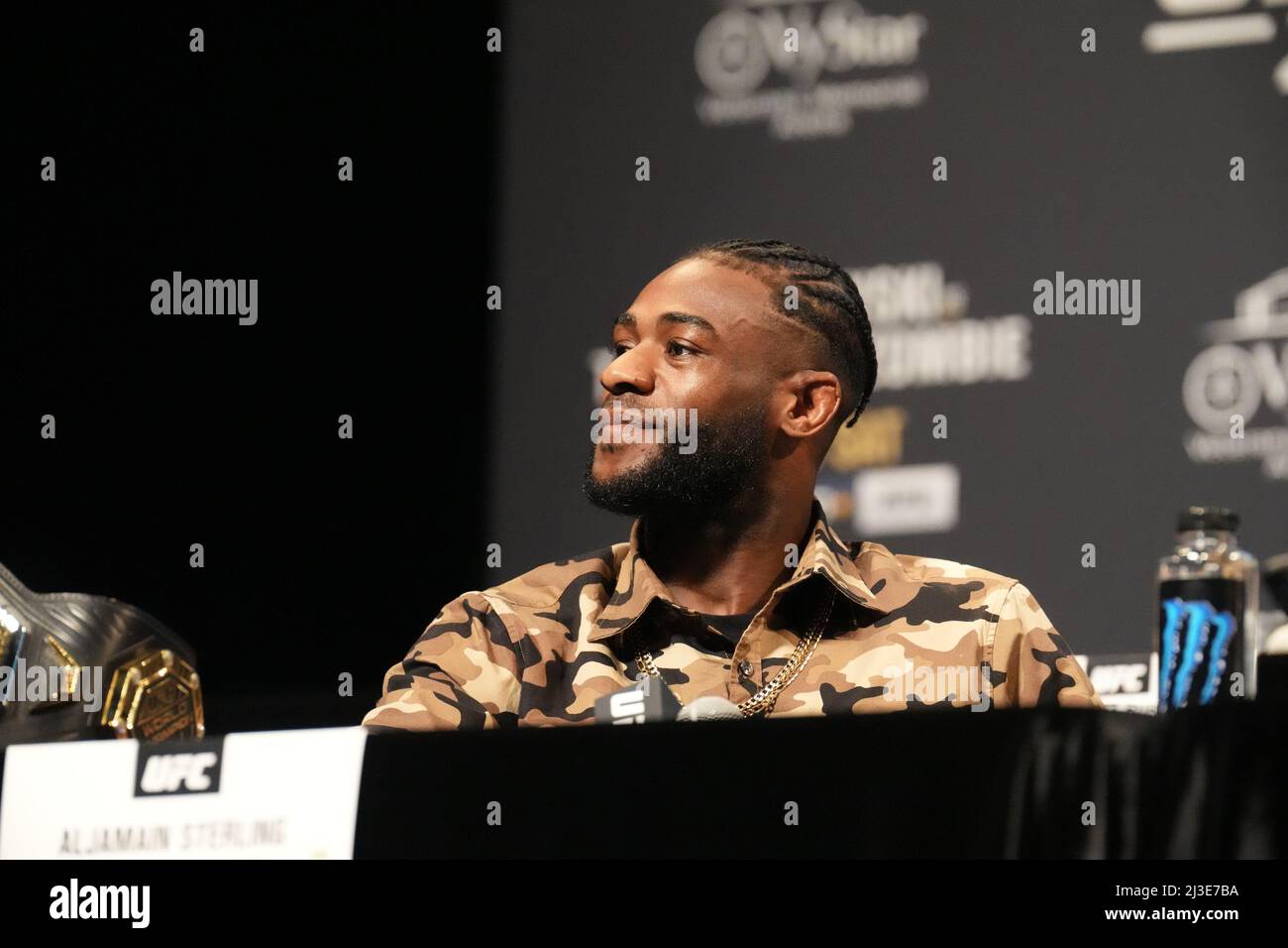 JACKSONVILLE, Florida - 7 aprile: Aljamain Sterling mostra il suo casco Jaguar a sostegno della gente del posto mentre incontra la stampa e i fan per la conferenza stampa al Hyatt Regency Waterfront per UFC 273 - Volkanovski vs The Korean - presser il 7 aprile 2022 a Jacksonville, Florida, Stati Uniti. (Foto di Louis Grasse/PxImages) Foto Stock