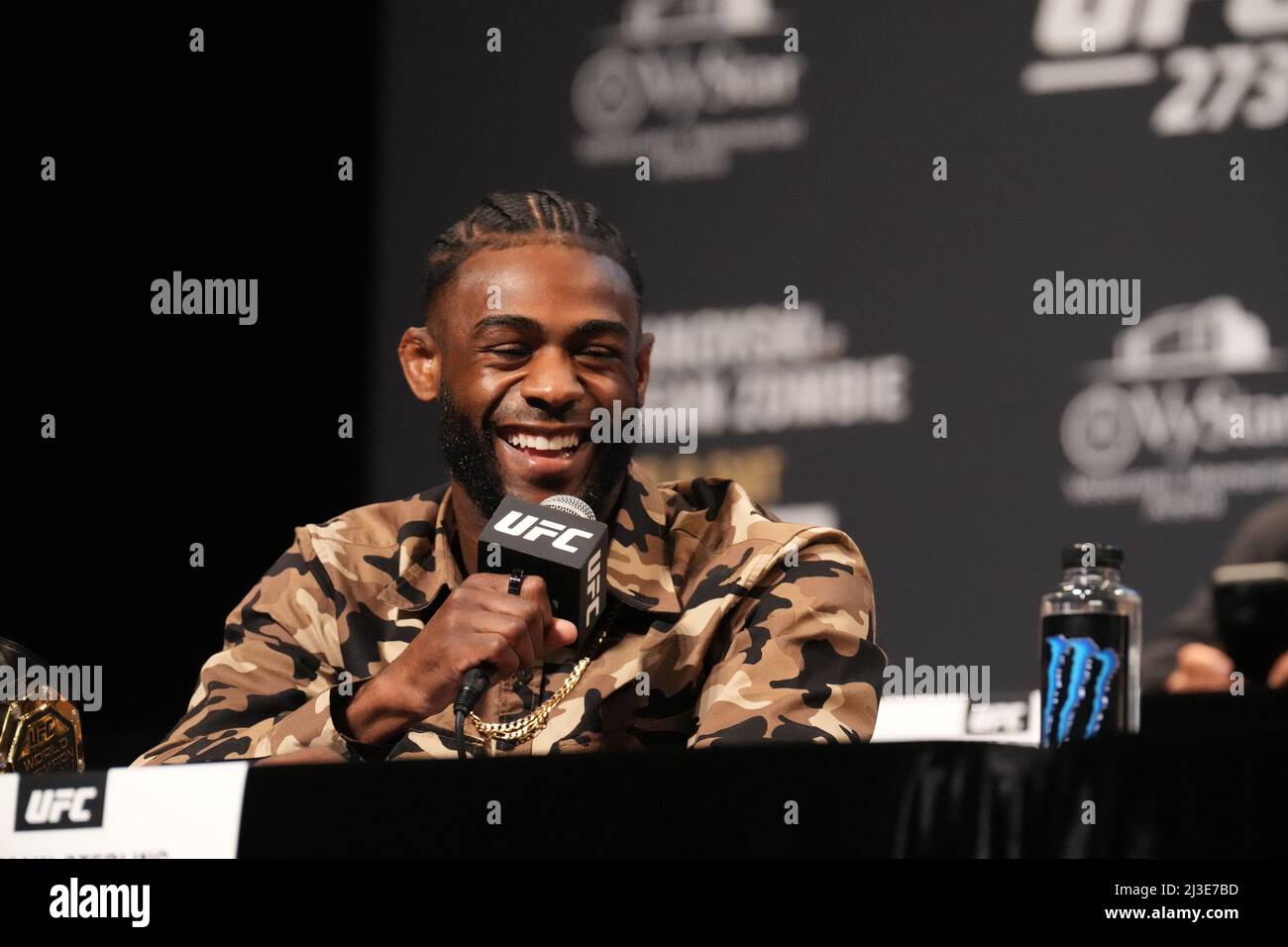 JACKSONVILLE, Florida - 7 aprile: Aljamain Sterling mostra il suo casco Jaguar a sostegno della gente del posto mentre incontra la stampa e i fan per la conferenza stampa al Hyatt Regency Waterfront per UFC 273 - Volkanovski vs The Korean - presser il 7 aprile 2022 a Jacksonville, Florida, Stati Uniti. (Foto di Louis Grasse/PxImages) Foto Stock