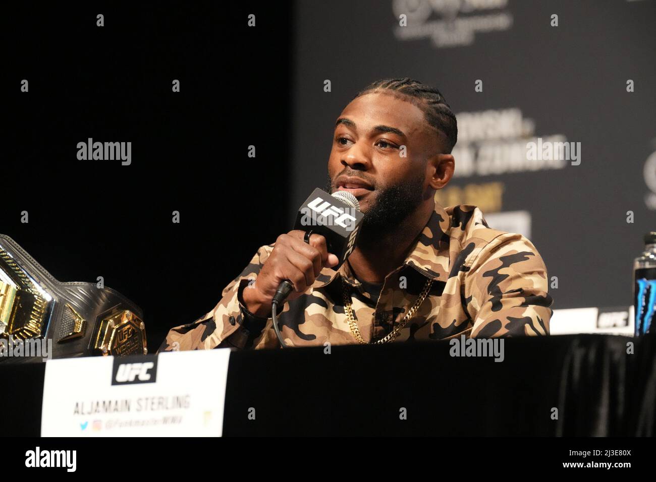 Jacksonville, Florida, JACKSONVILLE, Florida, Stati Uniti. 7th Apr 2022. JACKSONVILLE, Florida - 7 aprile: Aljamain Sterling mostra il suo casco Jaguar a sostegno della gente del posto mentre incontra la stampa e i fan per la conferenza stampa al Hyatt Regency Waterfront per UFC 273 - Volkanovski vs The Korean - presser il 7 aprile 2022 a Jacksonville, Florida, Stati Uniti. (Credit Image: © Louis Grasse/PX Imagens via ZUMA Press Wire) Foto Stock