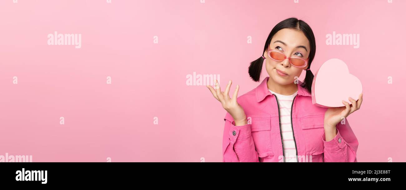 Che cosa è all'interno di questa scatola a forma di cuore. Ripresa da  studio di una giovane donna che tiene una scatola rossa a forma di cuore  Foto stock - Alamy