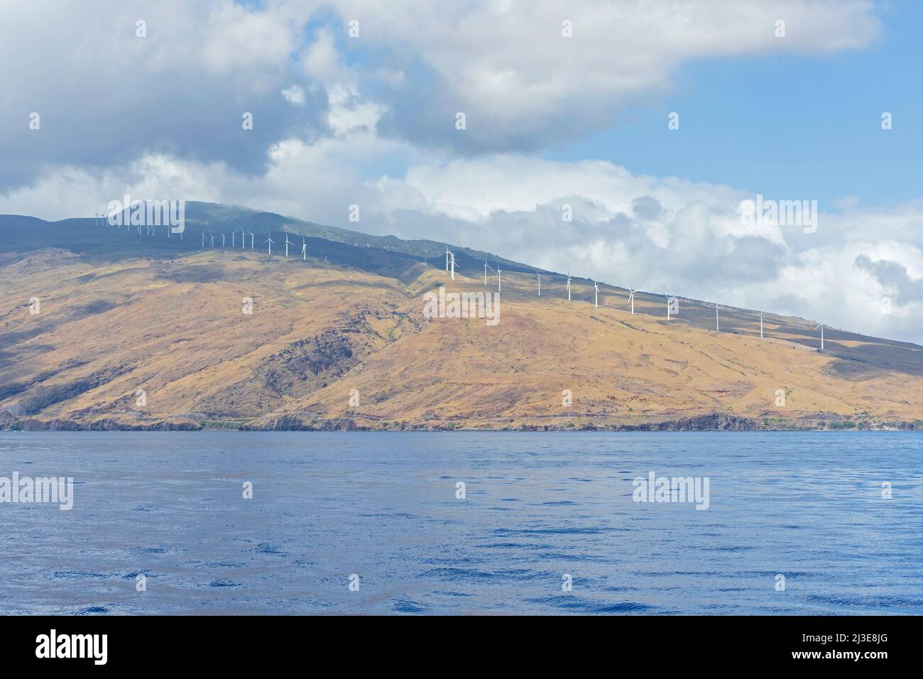 kaheawa fattoria di energia eolica sulle montagne di ovest maui hawaii e costa Foto Stock