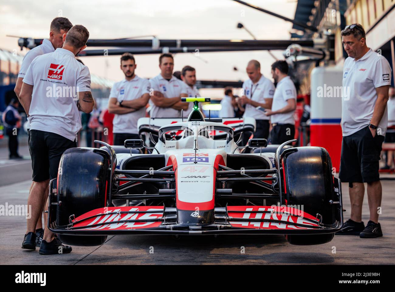 MELBOURNE, AUSTRALIA, circuito Albert Park Grand Prix, 7. Aprile: I meccanici sottopongono la vettura di Mick Schumacher (GER) del team Haas alla FIA per lo scrutinio durante il Gran Premio di Formula uno australiano sul circuito Albert Park Grand Prix 7. Aprile, 2022. Foto Stock