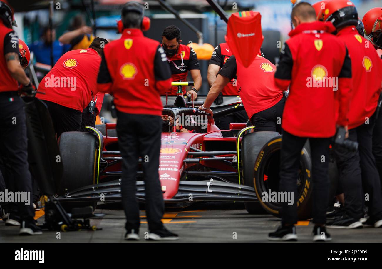MELBOURNE, AUSTRALIA, circuito Albert Park Grand Prix, 7. Aprile: Meccanica con la vettura di Carlos Sainz (ESP) del team Ferrari durante il Gran Premio di Formula uno australiano sul circuito Albert Park Grand Prix 7. Aprile, 2022. Foto Stock