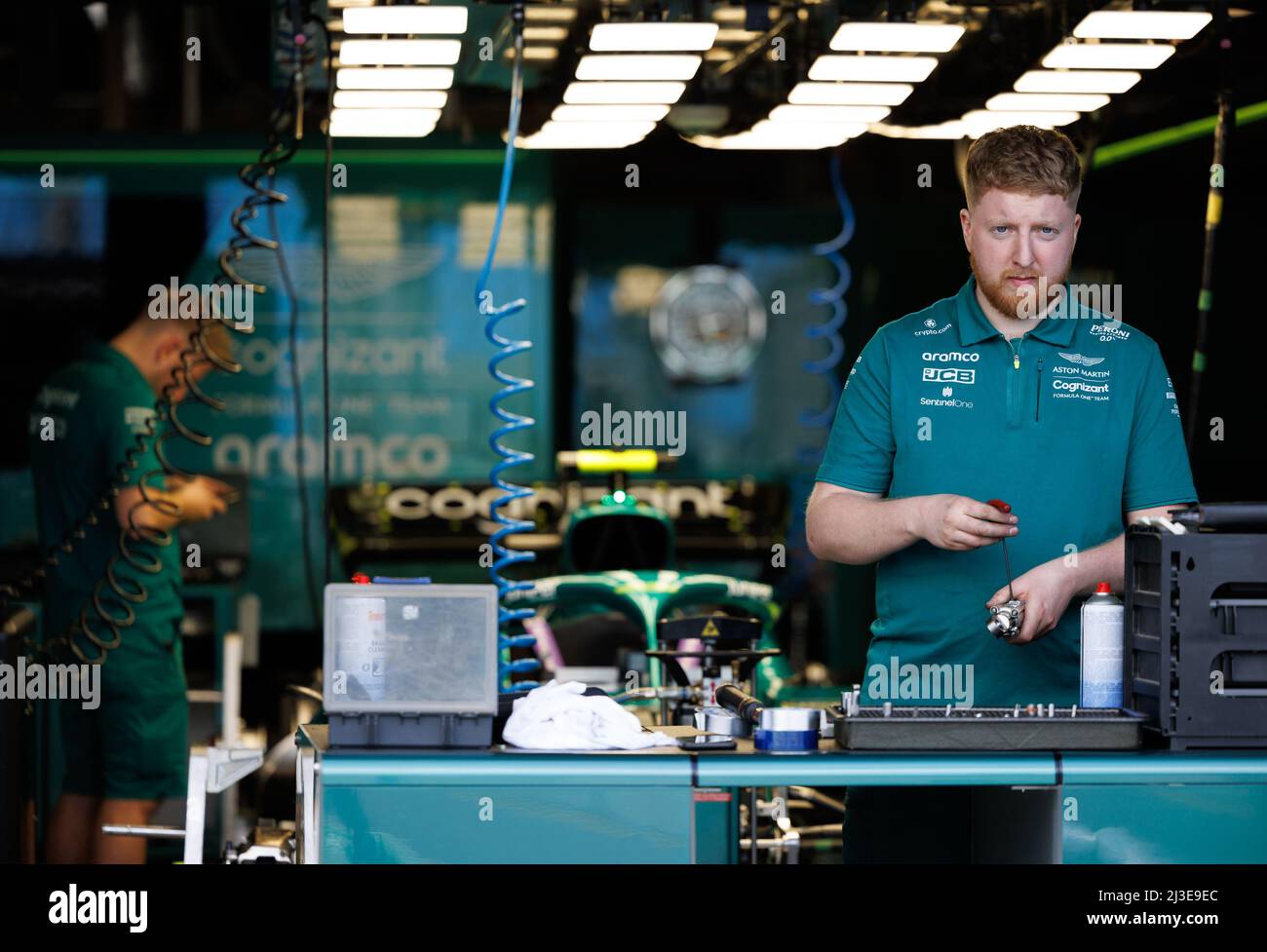 MELBOURNE, AUSTRALIA, circuito Albert Park Grand Prix, 7. Aprile: Meccanici lavorano sulla vettura di Sebastian Vettel (GER) del team Aston Martin durante il Gran Premio di Formula uno australiano sul circuito Albert Park Grand Prix 7. Aprile, 2022. Foto Stock