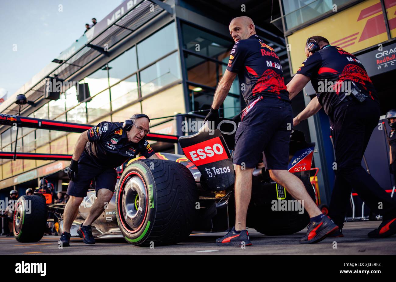 MELBOURNE, AUSTRALIA, circuito Albert Park Grand Prix, 7. Aprile: Meccanici che lavorano e praticano soste ai box con la vettura numero 11 di Sergio Perez (MEX) del team Red Bull durante il Gran Premio di Formula uno australiano sul circuito Albert Park Grand Prix 7. Aprile, 2022. Foto Stock