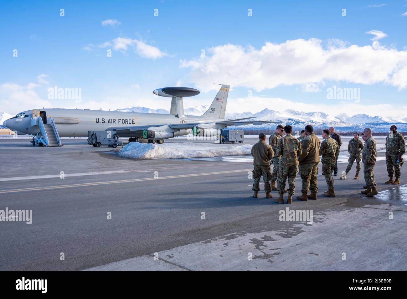 Gli aerei dell'aeronautica degli Stati Uniti hanno stazionato alla base unita Elmendorf-Richardson, Alaska, giro un sistema di controllo e di avvertimento di Sentry Airborne e-3 assegnato allo squadrone di controllo dell'aria di 962nd durante l'operazione Mission Connect, 25 marzo 2022. Operation Mission Connect è un tour di immersione organizzato per dare ad Airmen l'opportunità di conoscere la missione del 703rd Aircraft Maintenance Squadron. (STATI UNITI Air Force foto di Airman 1st Classe Shelimar Rivera Rosado) Foto Stock