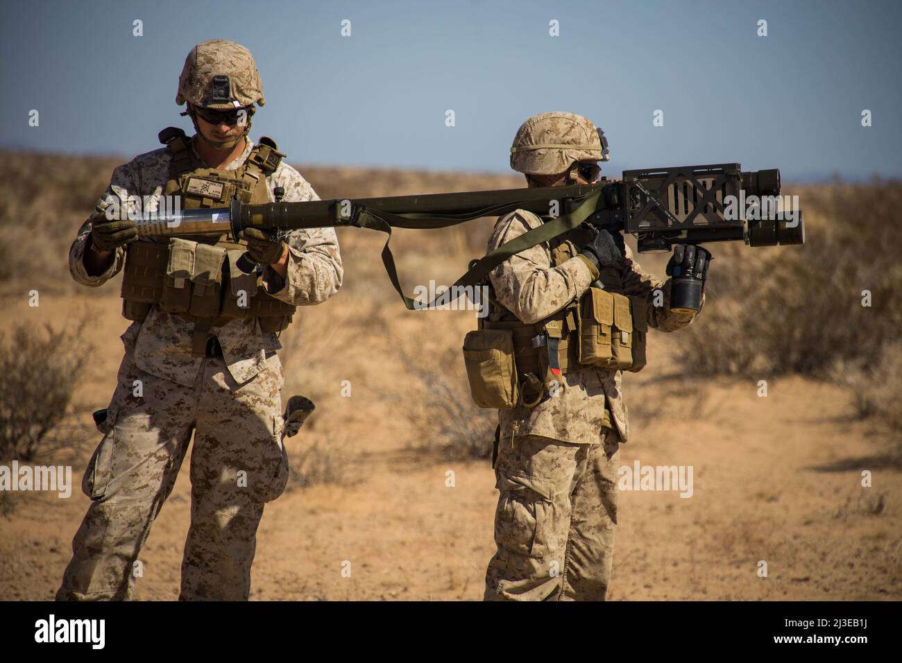 Marines USA con base di terra di difesa aerea, armi di aviazione marina e tattica Squadron One (MAWTS-1) caricare un FIM-92 Stinger, durante il corso di armi e tattiche (WTI) 2-22, presso Auxiliary Airfield II, vicino Yuma, Arizona, 5 aprile 2022. WTI è un evento di formazione di sette settimane ospitato da MAWTS-1, Fornire una formazione tattica avanzata standardizzata e la certificazione delle qualifiche degli istruttori di unità per supportare la formazione e la preparazione dell'aviazione marina, e assistere nello sviluppo e nell'impiego di armi e tattiche per l'aviazione. (STATI UNITI Foto del corpo marino di Lance CPL. Gurule di Dean) Foto Stock