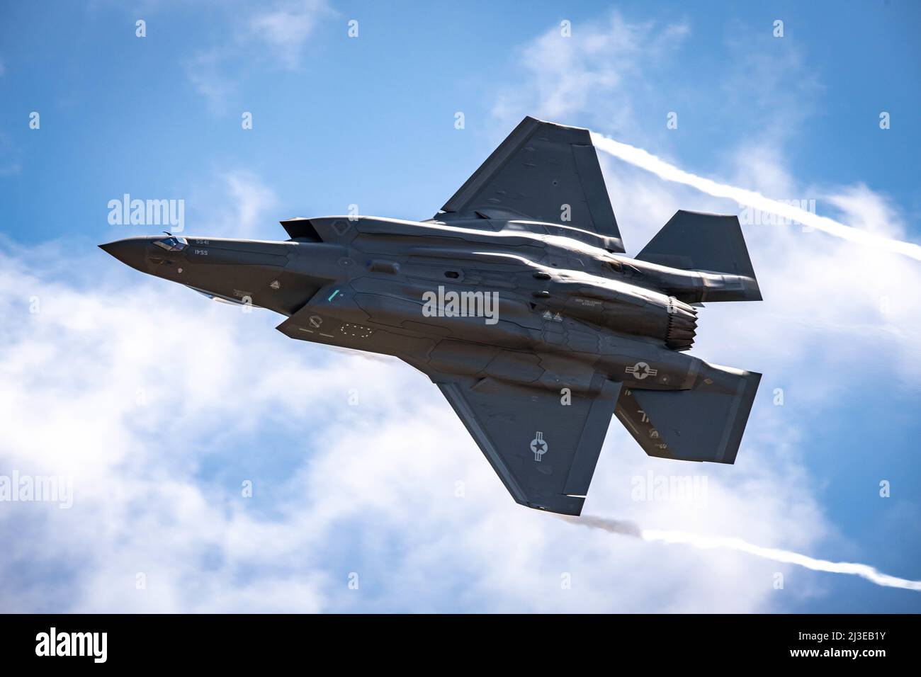 Il maggiore dell'aeronautica degli Stati Uniti Kristin Wolfe, pilota e comandante della squadra dimostrativa di F-35A Lightning II, vola al Wings Over South Texas Air Show tenuto sulla base aerea navale di Kingsville, Texas, 3rd aprile 2022. Il team dimostrativo F-35A è un team dimostrativo di Air Combat Command a nave singola che si reca in spettacoli aerei in tutto il paese. (STATI UNITI Air Force foto di staff Sgt. Codie Trimble) Foto Stock