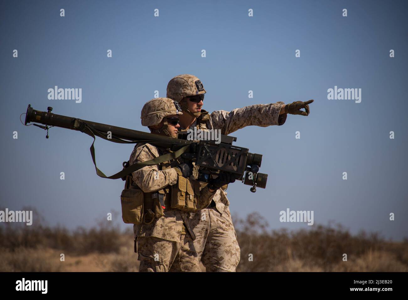 Marines USA con base di base di difesa aerea, armi per aviazione marina e tattiche Squadron One (MAWTS-1), identificare un obiettivo durante il corso di istruttore di armi e tattiche (WTI) 2-22, presso Auxiliary Airfield II, vicino Yuma, Arizona, 5 aprile 2022. WTI è un evento di formazione di sette settimane ospitato da MAWTS-1, Fornire una formazione tattica avanzata standardizzata e la certificazione delle qualifiche degli istruttori di unità per supportare la formazione e la preparazione dell'aviazione marina, e assistere nello sviluppo e nell'impiego di armi e tattiche per l'aviazione. (STATI UNITI Foto del corpo marino di Lance CPL. Gurule di Dean) Foto Stock
