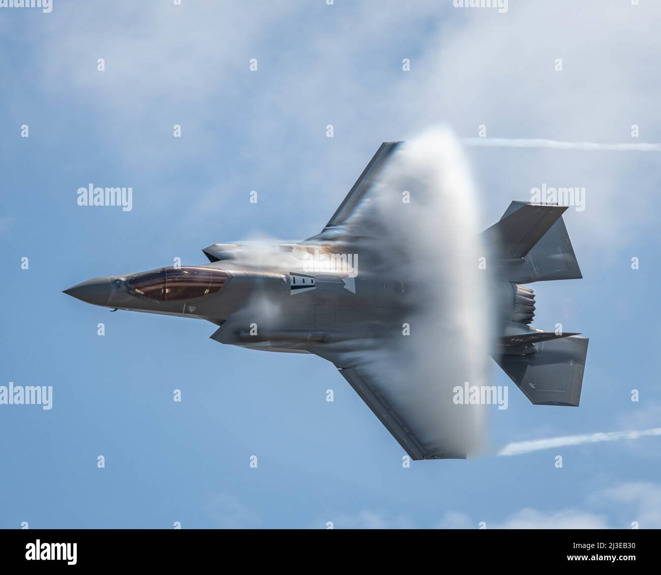 Il maggiore dell'aeronautica degli Stati Uniti Kristin Wolfe, pilota e comandante della squadra dimostrativa di F-35A Lightning II, vola al Wings Over South Texas Air Show tenuto sulla base aerea navale di Kingsville, Texas, 2nd aprile 2022. Il team dimostrativo F-35A è un team dimostrativo di Air Combat Command a nave singola che si reca in spettacoli aerei in tutto il paese. (STATI UNITI Air Force foto di staff Sgt. Codie Trimble) Foto Stock