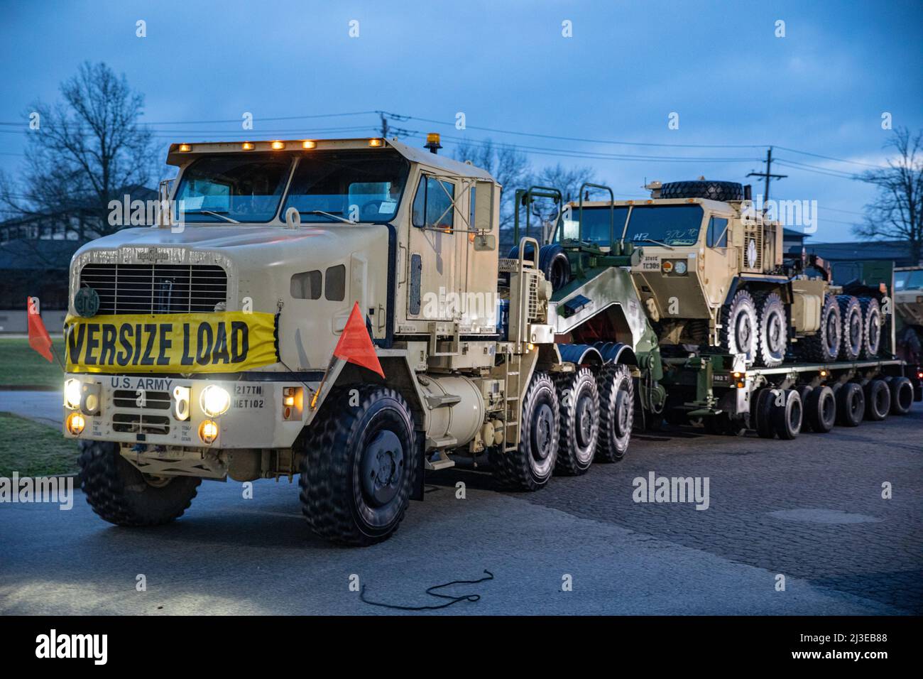 Tough ‘Ombres della 217th Transportation Company di San Antonio, Texas, sta trasportando attrezzature in tutto il paese per supportare i nostri alleati canadesi durante il prossimo esercizio Maple Resolve. Il nord dell'esercito degli Stati Uniti e le forze armate canadesi pianificano tutto l'anno per l'esercitazione del Maple Resolve dell'esercito canadese, l'esercitazione alleata più grande condotta in America del Nord. Maple Resolve offre l'opportunità di migliorare l'interoperabilità multi-nazionale in un esercizio di formazione sul campo a livello di brigata. Steve Pazak, Comandante della Brigata di sostegno del 90th, e comando Sgt. Major. Brenda Acosta collegato con Foto Stock