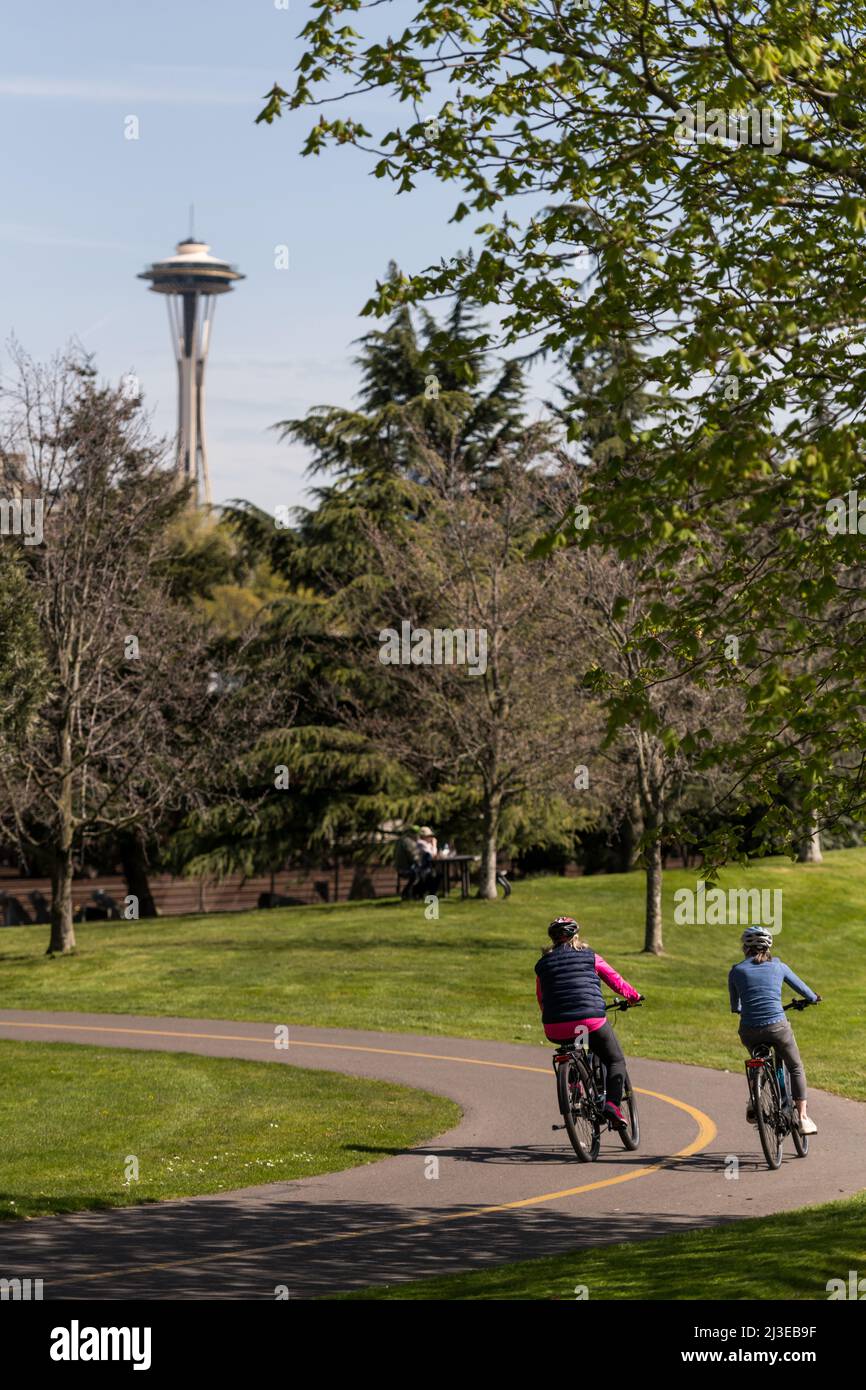 Seattle, Stati Uniti. 7th Apr 2022. I ciclisti nel parco di Myrtle Edwards mentre la temperatura rompe il segno di 70 gradi per la prima volta quest'anno. Questo anno le tempeste sono state al di sotto della media degli anni precedenti nel nord-ovest del pacifico piovoso. Si prevede che le temperature scenderanno in modo significativo nel fine settimana, i previsori stanno chiamando per le temps basse come le 30s di domenica con una leggera possibilità di neve. James Anderson/Alamy Live News Foto Stock