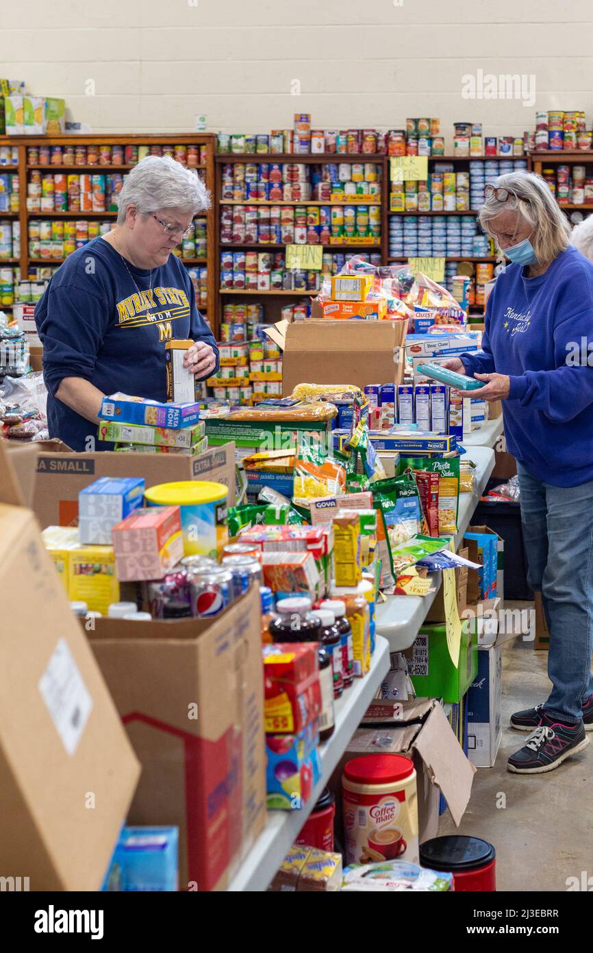 Mayfield, Kentucky - Una banca di cibo operata dalla chiesa cattolica di St. Joseph aiuta le vittime del tornado del dicembre 2021 che ha divorato le città nel Kent occidentale Foto Stock