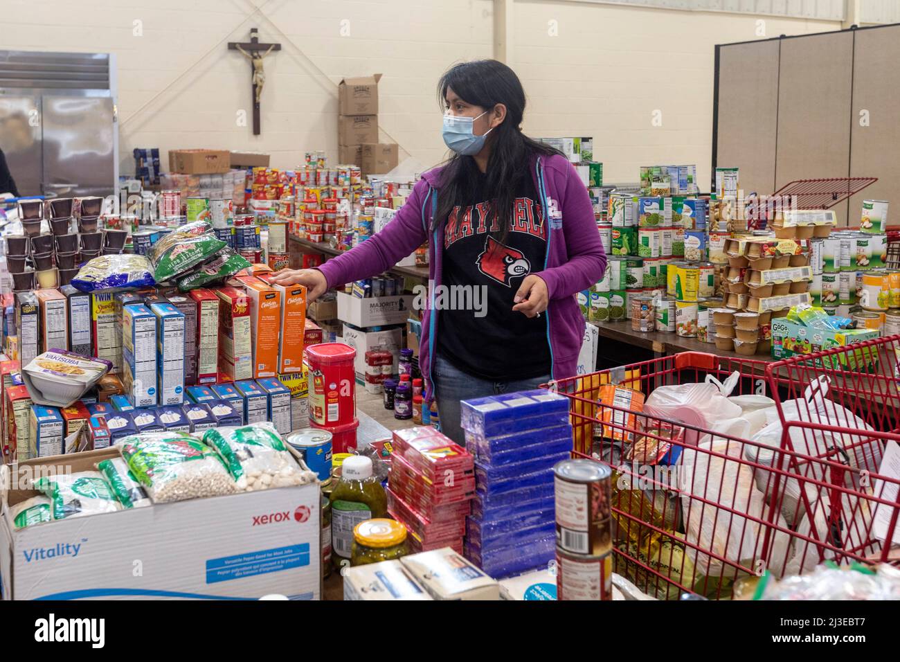 Mayfield, Kentucky - Una banca di cibo operata dalla chiesa cattolica di St. Joseph aiuta le vittime del tornado del dicembre 2021 che ha divorato le città nel Kent occidentale Foto Stock