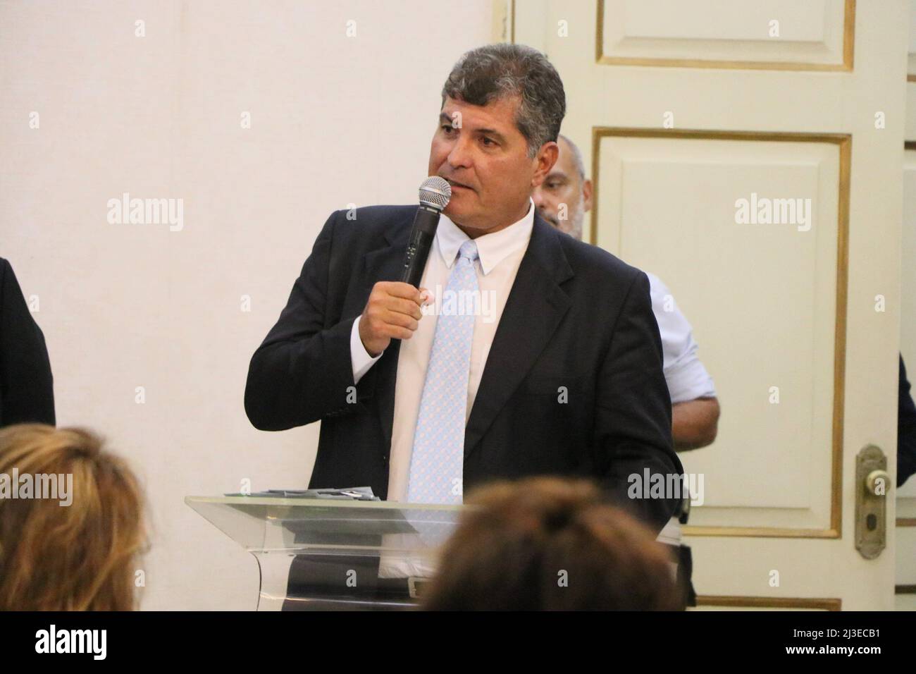 Rio de Janeiro, Rio de Janeiro, Brasile. 7th Apr 2022. (INT) Governo di Rio de Janeiro, Claudio Castro, durante una conferenza stampa in cui ha sospeso la negoziazione del riadattamento della tariffa del treno con SuperVia. 7 aprile 2022, Rio de Janeiro, Brasile: Governatore di Rio de Janeiro, Claudio Castro, durante una conferenza stampa a Salao Nobre di Palacio Guanabara, sede dell'esecutivo di Rio de Janeiro, sul servizio fornito dal concessionario SuperVia e sulle misure che saranno adottate dal governo dello Stato, giovedì (7). Il governatore sospese la negoziazione di un nuovo adeguamento di t Foto Stock