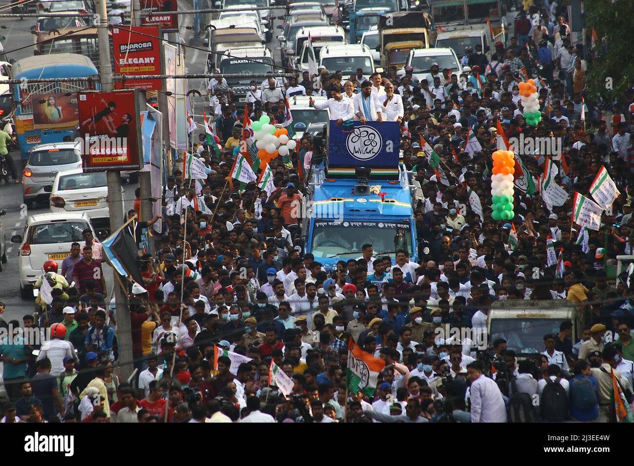 Kolkata, Bengala Occidentale, India. 7th Apr 2022. Il segretario generale nazionale del TMC Abhishak Banerjee Road show durante una campagna elettorale a sostegno del suo partito Ballygunge candidato all'Assemblea Babul Supriyo per i prossimi sondaggi dell'assemblea di Ballygunge a Kolkata. (Credit Image: © Dipa Chakraborty/Pacific Press via ZUMA Press Wire) Foto Stock