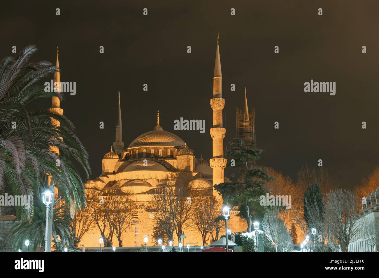 Sultanahmet o Moschea Blu di notte in inverno. Viaggio a Istanbul foto di sfondo. Messa a fuoco selettiva. Rumore incluso. Foto Stock