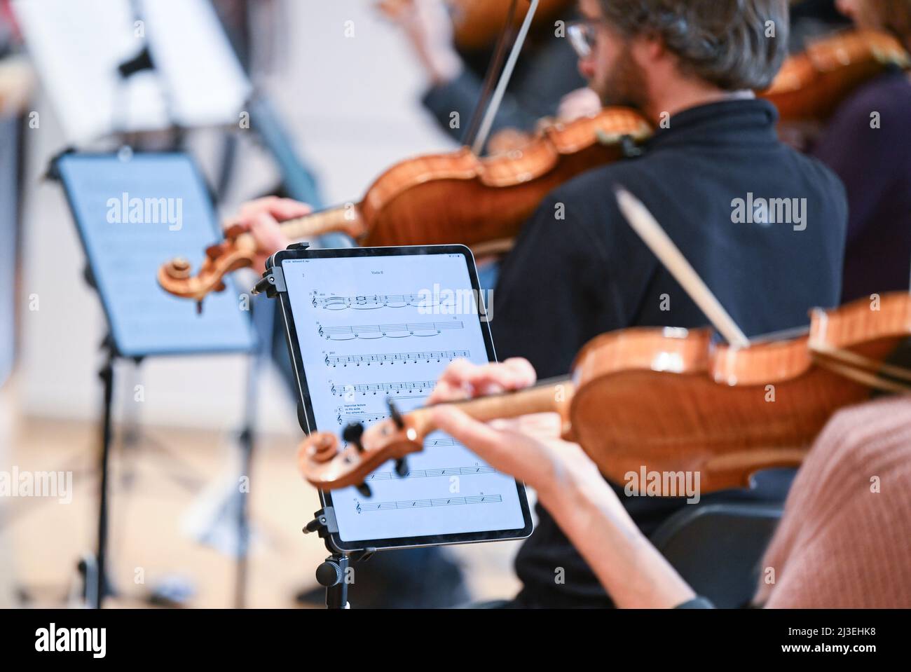Stoccarda, Germania. 06th Apr 2022. In occasione di una prova  dell'Orchestra da Camera di Stoccarda, i musicisti usano i tablet per la  loro spartiti musicali e non più carta. L'elettronica consente ai